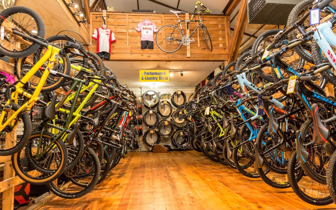 Озон интернет магазин велосипеды. Магазин велосипедов. Много велосипедов. Склад велосипедов. Разные вело.