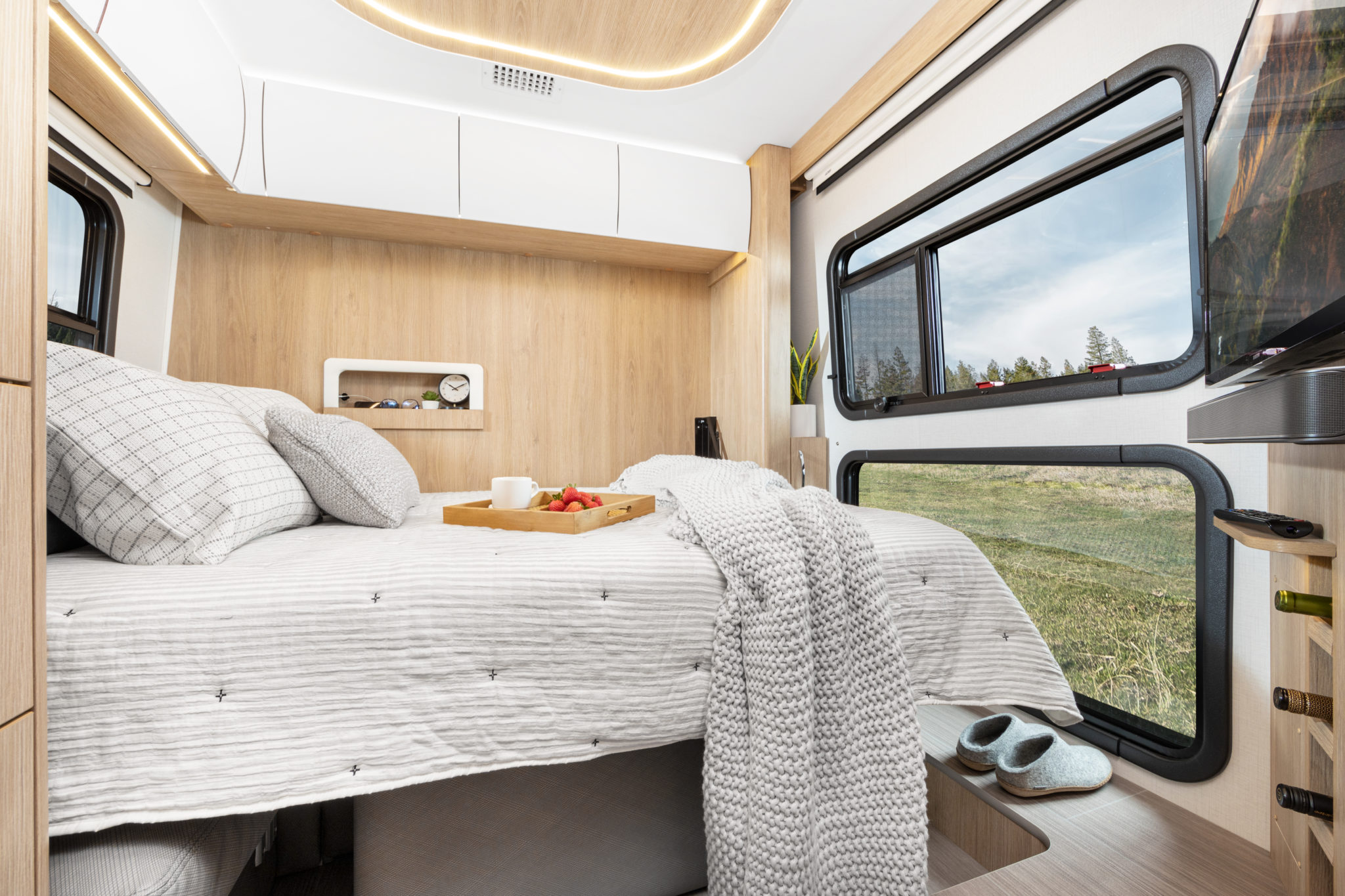 Floorplans: Unity Rear Lounge - Leisure Travel Vans