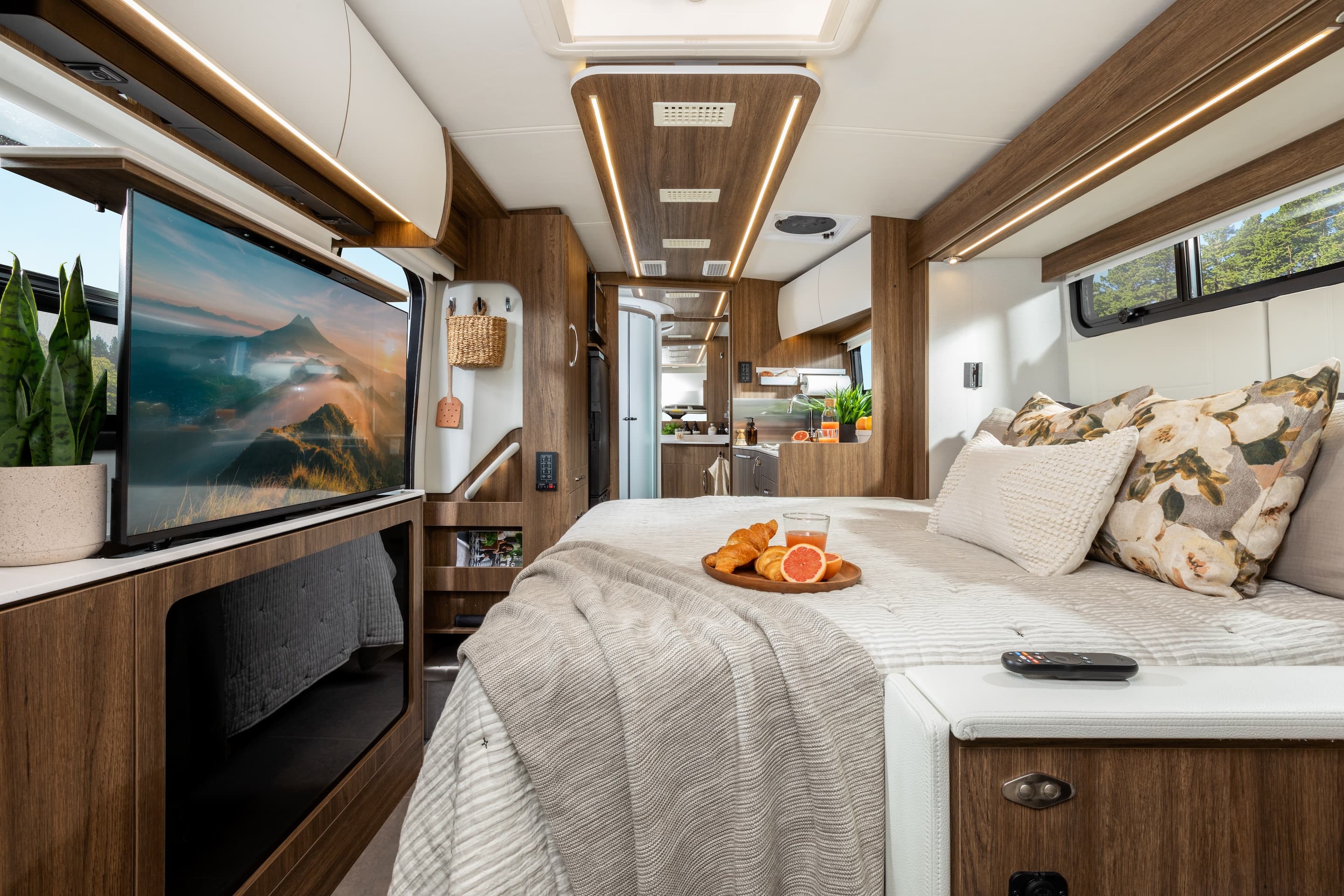 Wonder - Photos - Leisure Travel Vans