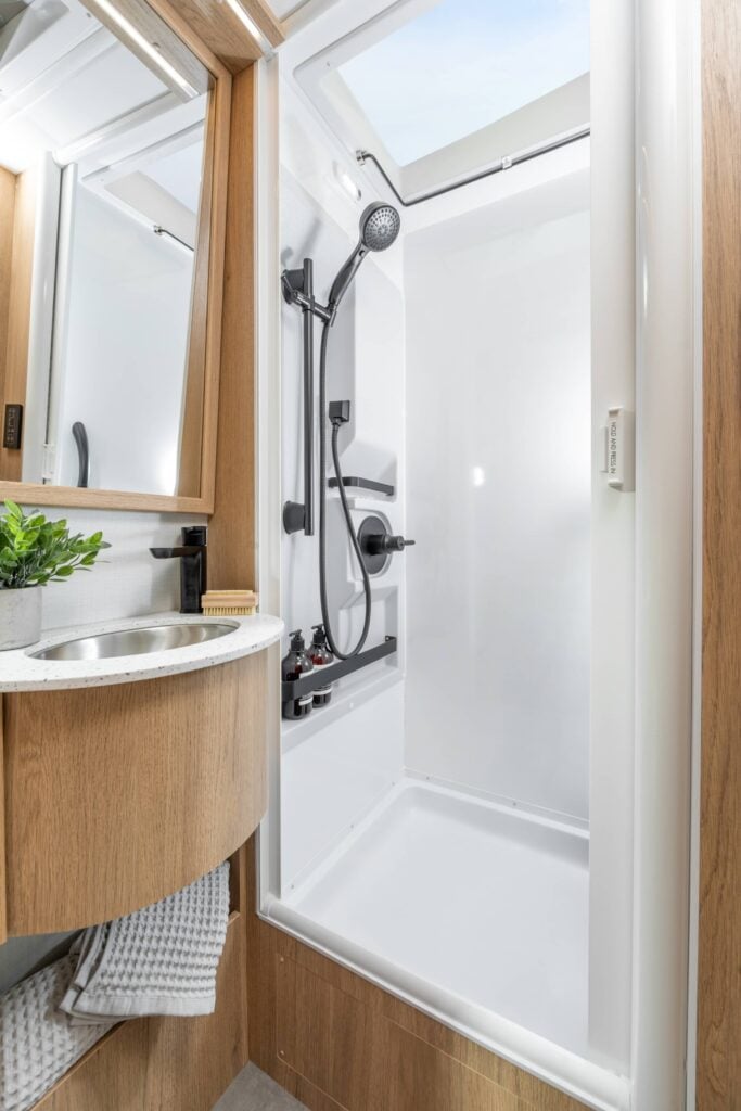 Three-piece dry bath