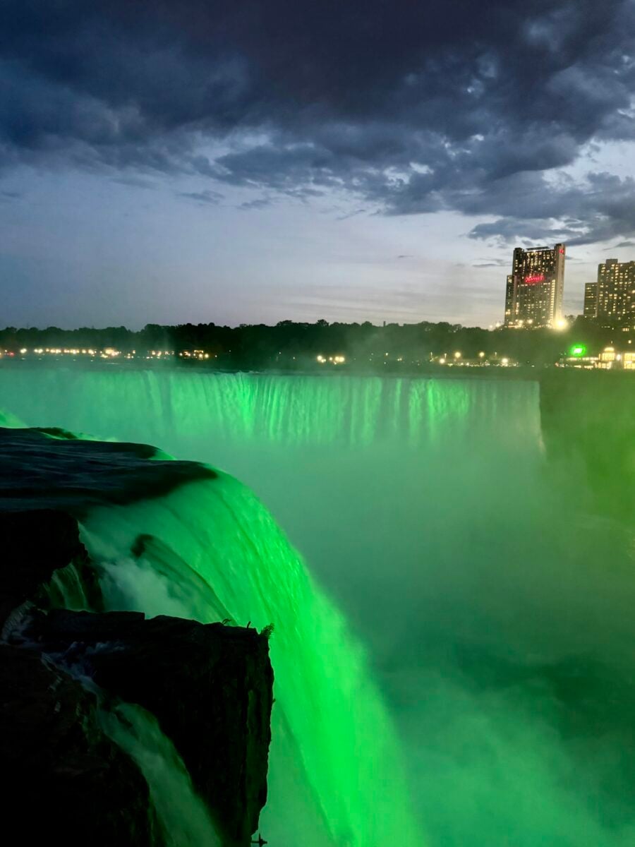 horseshoe falls at night
